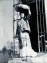 Tehuana con jicalpextle. Impresión de negativo donado por Vittorio Vidali. Fototeca INAH.