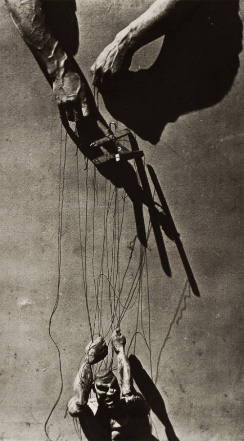 Manos de titiritero y títeres. Impresión de negativo original del Comitao Tina Modotti. Trieste, Italia.