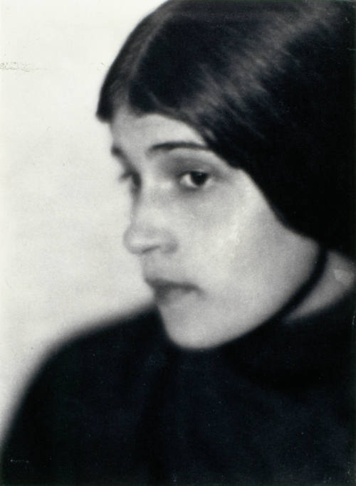 Retrato de Tina Modotti. Impresión de negativo donado por Vittorio Vidali. Fototeca INAH