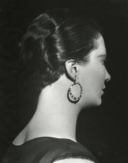Perfil de mujer con aretes. Impresión de negativo donado por Vittorio Vidali. Fototeca INAH.