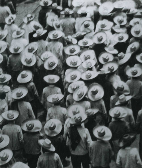 Mitin campesino de espaldas. Impresión de negativo original del Comitato Tina Modotti. Trieste, Italia.