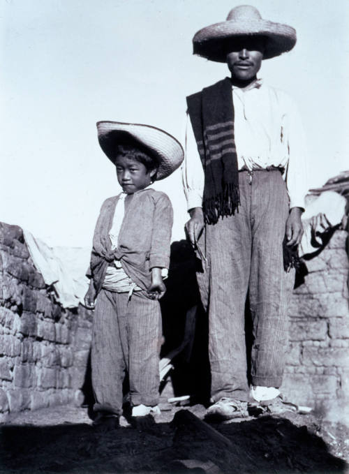 Muchacho y niño campesino. Impresión de negativo original del Comitato Tina Modotti. Trieste, Italia.