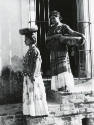 Dos tehuanas con jicalpextle. Impresión de negativo original del Comitato Tina Modotti. Trieste, Italia.