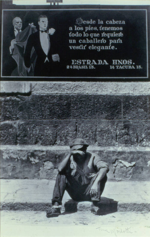 La pobreza y la elegancia, caballero y obrero descansando. Impresión de negativo donado por Vittorio Vidali. Fototeca INAH.