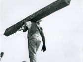 Hombre cargando viga. Impresión de negativo donado por Vittorio Vidali. Fototeca INAH.