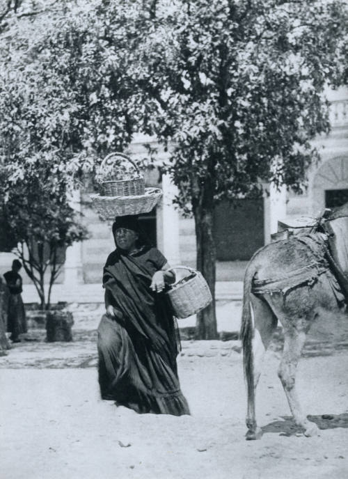 Mujer con canasto en la cabeza y en la mano. Impresión de negativo orginal del Comitato Tina Modotti. Trieste, Italia.