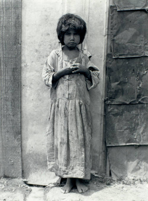 Niña sobre quicio de puerta. Impresión de negativo donado por Vittorio Vidali. Fototeca INAH.