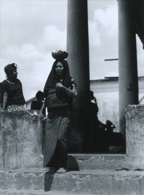 Dos tehuanas con jicalpextle. Impresión de negativo donado por Vittorio Vidali. Fototeca INAH.