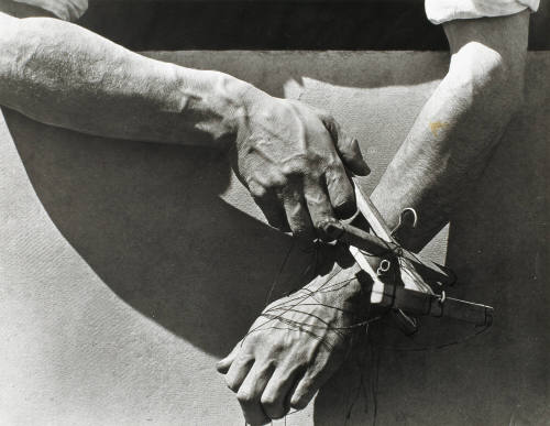 Manos trabajando títeres. Impresión de negativo original del Comitato Tina Modotti. Trieste, Italia.