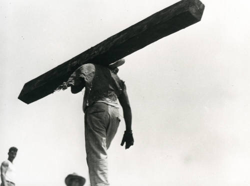Hombre cargando viga. Impresión de negativo original del Comitato Tina Modotti. Trieste, Italia.