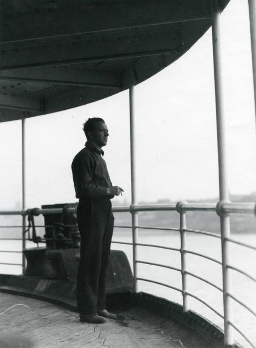 Retrato de Vittorio Vidali en el barco. Impresión de negativo original del Comitato Tina Modotti. Trieste, Italia.