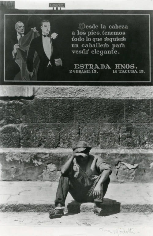 La pobreza y la elegancia. Impresión de negativo original del Comitato Tina Modotti. Trieste, Italia.