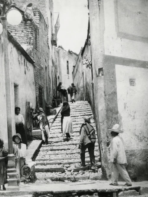 Escaleras, callejón y pueblo. Impresión de negativo original del Comitato Tina Modotti. Trieste, Italia.