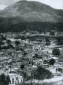 Vista de un pueblo con montañas atrás. Impresión de negativo original del Comitato Tina Modotti. Trieste, Italia.