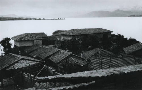 Vista de techos de teja. Impresión de negativo original del Comitato Tina Modotti. Trieste, Italia.