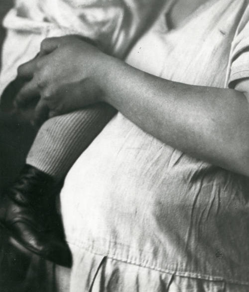 Mujer embarazada cargando niño. Impresión de negativo original del Comitato Tina Modotti. Trieste, Italia.