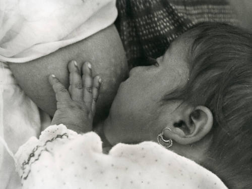 Niña mamando. Impresión de negativo original del Comitato Tina Modotti. Trieste, Italia.