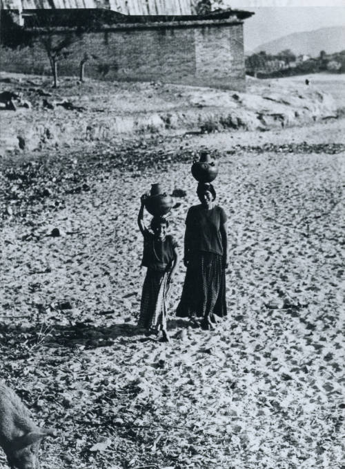 Dos tehuanas y un cochinito. Impresión de negativo original del Comitato Tina Modotti. Trieste, Italia.