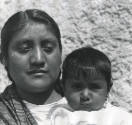 Mujer campesina con niña. Impresión de negativo original del Comitato Tina Modotti. Trieste, Italia.