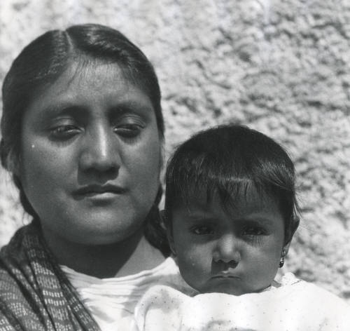 Mujer campesina con niña. Impresión de negativo original del Comitato Tina Modotti. Trieste, Italia.