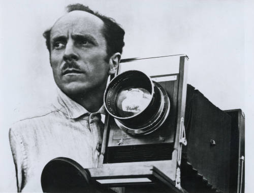 Edward Weston con su cámara. Impresión de negativo original del Comitato Tina Modotti. Trieste, Italia.