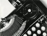 La máquina de escribir de Julio Antonio Mella. Impresión de negativo original del Comitato Tina Modotti. Trieste, Italia.