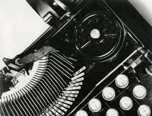 La máquina de escribir de Julio Antonio Mella. Impresión de negativo original del Comitato Tina Modotti. Trieste, Italia.