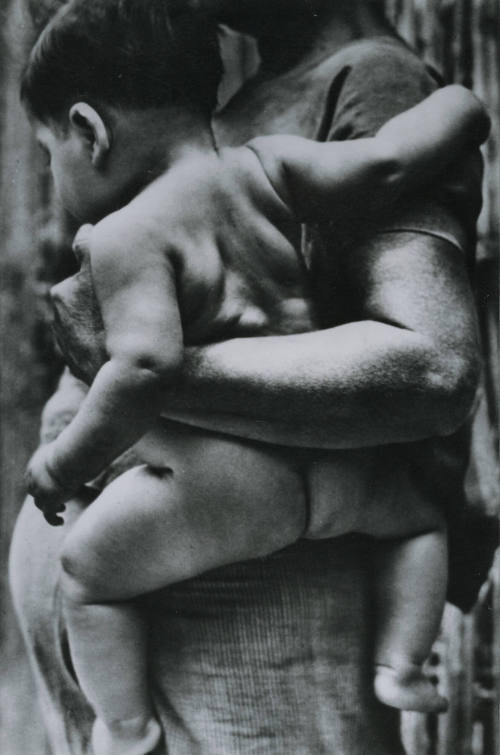 Tehuana cargando niño desnudo. Impresión de negativo donado por Vittorio Vidali. Fototeca INAH.