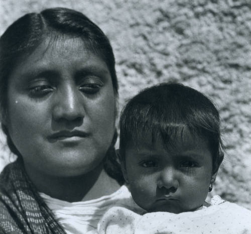 Mujer con niña. Impresión de negativo donado por Vittorio Vidali. Fototeca INAH.