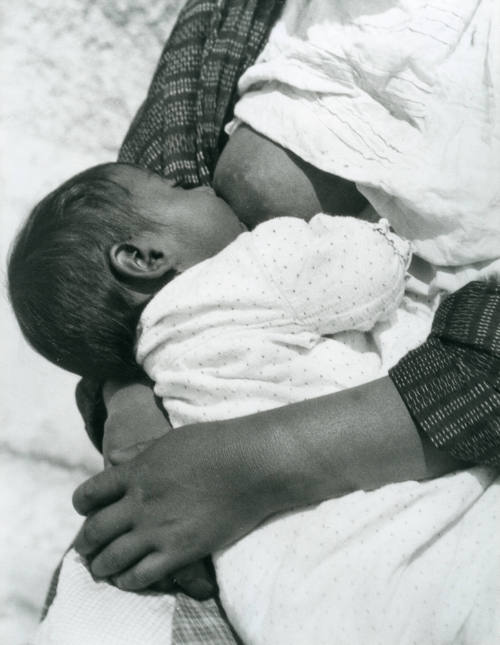 Niño mamando, Impresión de negativo donado por Vittorio Vidali. Fototeca INAH.
