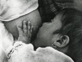Niña mamando. Impresión de negativo donado por Vittorio Vidali. Fototeca INAH.