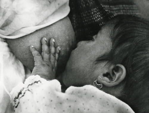 Niña mamando. Impresión de negativo donado por Vittorio Vidali. Fototeca INAH.