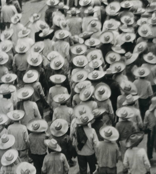 Mitin campesino de espaldas "sombreros". Impresión de negativo donado por Vittorio Vidali. Fototeca INAH.