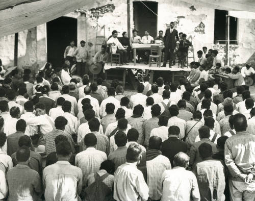 Mitin campesino, presidium al fondo. Impresión de negativo donado por Vittorio Vidali. Fototeca INAH.