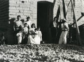 Familia en la puerta "reunión de un pueblo". Impresión de negativo donado por Vittorio Vidali. Fototeca INAH.