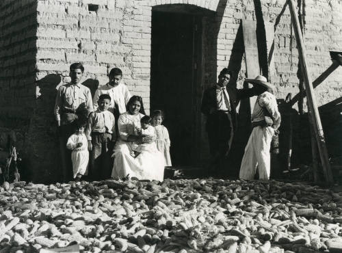 Familia en la puerta "reunión de un pueblo". Impresión de negativo donado por Vittorio Vidali. Fototeca INAH.
