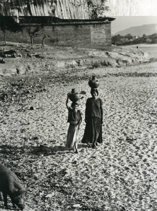 Dos tehuanas y un cochinito. Impresión de negativo donado por Vittorio Vidali. Fototeca INAH.