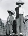 Muchacho y niño campesino. Impresión de negativo donado por VittorioVidali. Fototeca INAH.