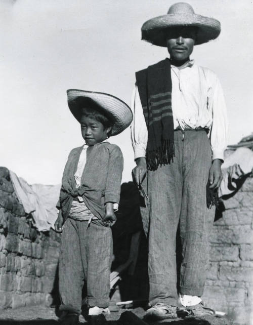 Muchacho y niño campesino. Impresión de negativo donado por VittorioVidali. Fototeca INAH.
