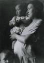 Mujer embarazada cargando niño. Impresión de negativo original del Comitato Tina Modotti. Trieste, Italia.