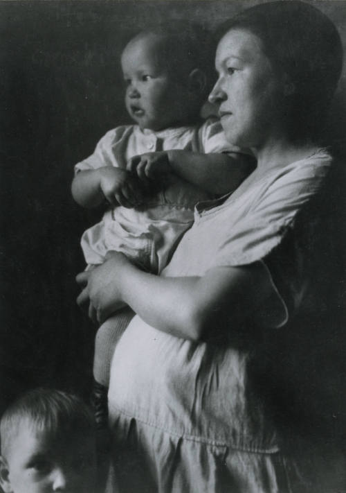 Mujer embarazada cargando niño. Impresión de negativo original del Comitato Tina Modotti. Trieste, Italia.