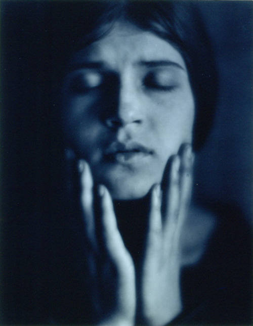 Tina Modotti con las manos sobre el rostro. Impresión de negativo donado por Vittorio Vidali. Fototeca INAH.