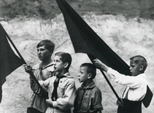 Niños pioneros en la Unión Soviética. Impresión de negativo original del Comitato Tina Modotti. Trieste, Italia.