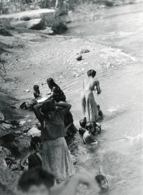 Tehuantepec, (tehuanas en el río). Impresión de negativo original del Comitato Tina Modotti. Trieste, Italia.