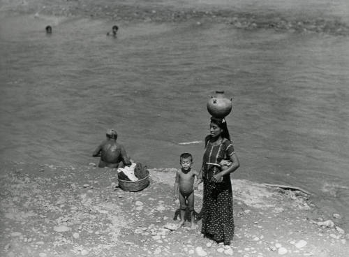 Tehuanas (niño, tehuanas de espaldas en el río). Impresión de negativo original del Comitato Tina Modotti. Trieste, Italia.