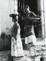 Dos tehuanas con jicalpextle. Impresión de negativo donado por Vittorio Vidali. Fototeca INAH.