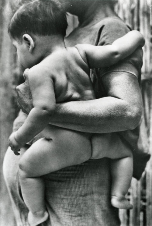Tehuana cargando niño. Impresión de negativo original del Comitato Tina Modotti. Trieste, Italia.