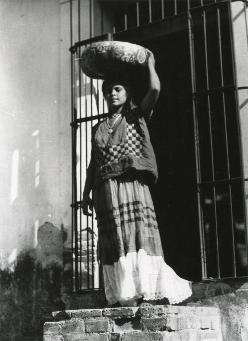 Tehuana con jicalpextle. Impresión de negativo donado por Vittorio Vidali. Fototeca INAH.