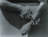 Manos trabajando títeres, Impresión de negativo donado por Vittorio Vidali. Fototeca INAH.
