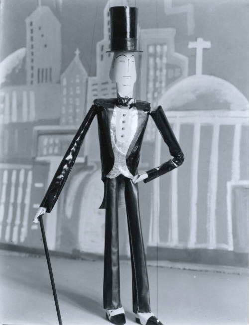 Títere elegante. Impresión de negativo original del Comitato Tina Modotti. Trieste, Italia.